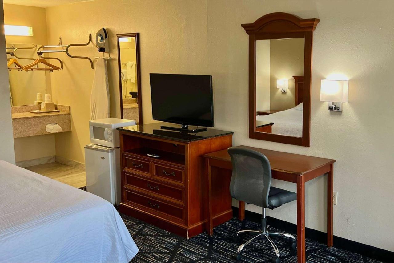 Baymont By Wyndham Troy Hotel Exterior photo