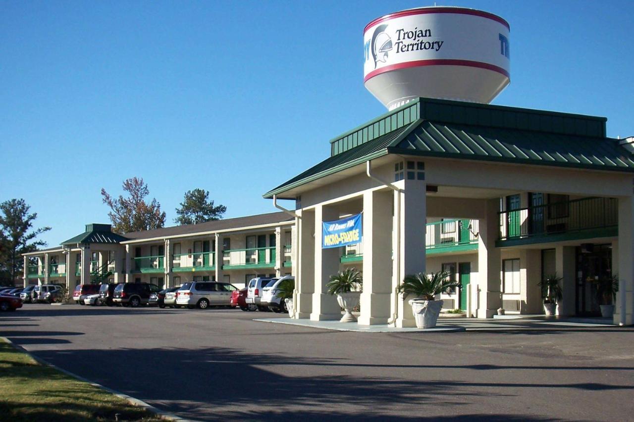 Baymont By Wyndham Troy Hotel Exterior photo