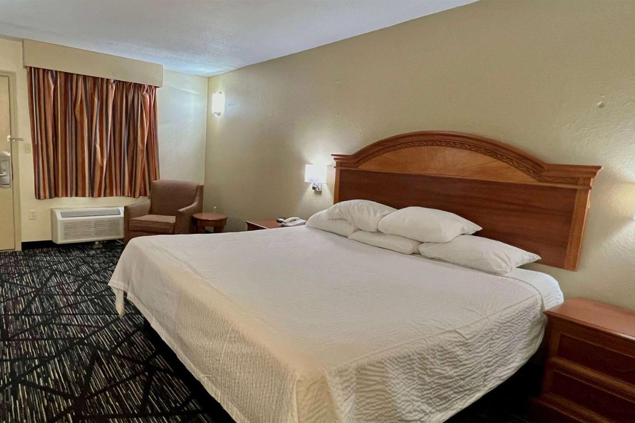 Baymont By Wyndham Troy Hotel Exterior photo
