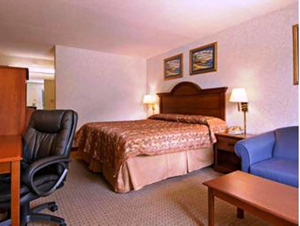 Baymont By Wyndham Troy Hotel Exterior photo