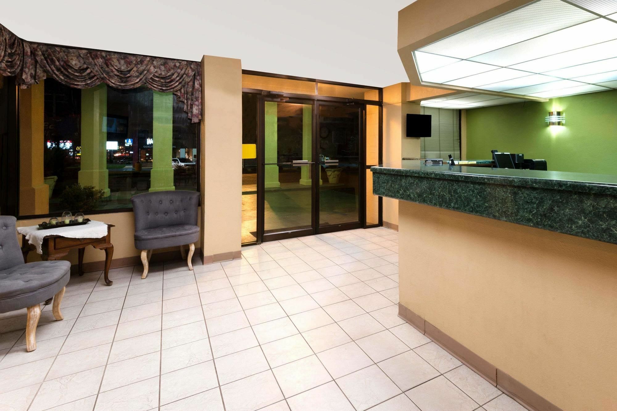Baymont By Wyndham Troy Hotel Exterior photo